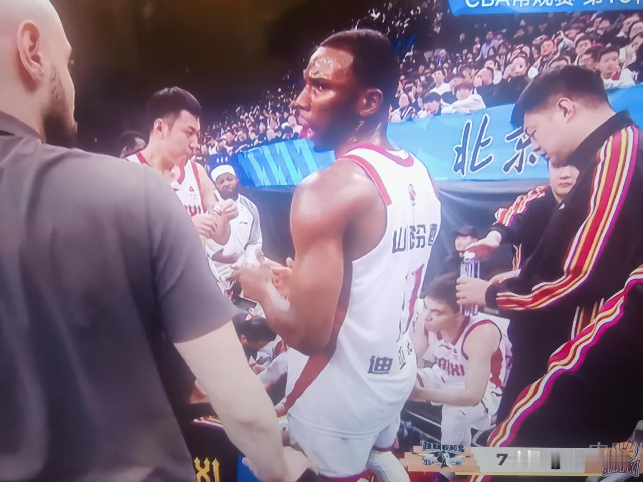 这样的比赛太刺激了，许利民身体的承受能力要多强！又到了比赛最后关键时刻，比分又被