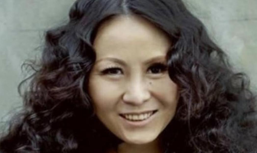 1993年，那嗓子刚出名的歌手罗琦，居然在大好的庆生宴上对着北京哥们儿撒癔症：“