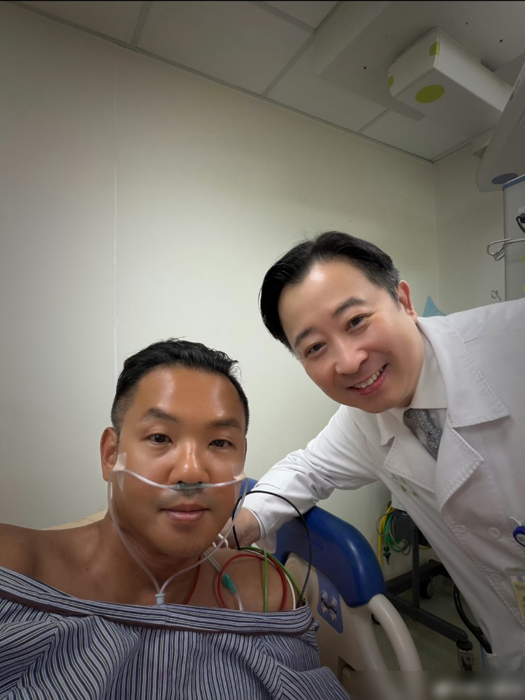 血管堵了90%，他还在笑。陈建州9月15日看球看到一半，胸口闷、喘不上气、后背疼，送医一查，急性心梗