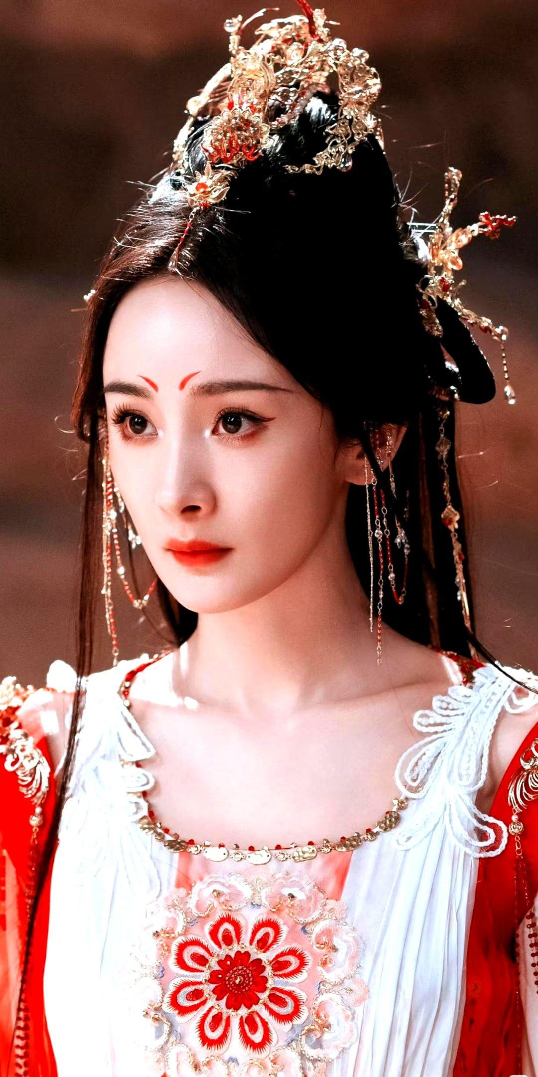 顶流也救不了魔改，观众第一天冲明星，第二天就跑路。《月红篇》第一天播放量破亿