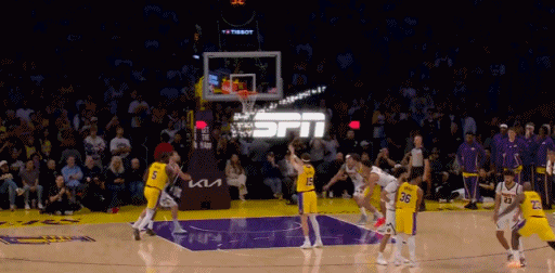 里夫斯这个罚球没进不是因为他罚的不准，而是因为他罚的太准了。当时湖人队落后2