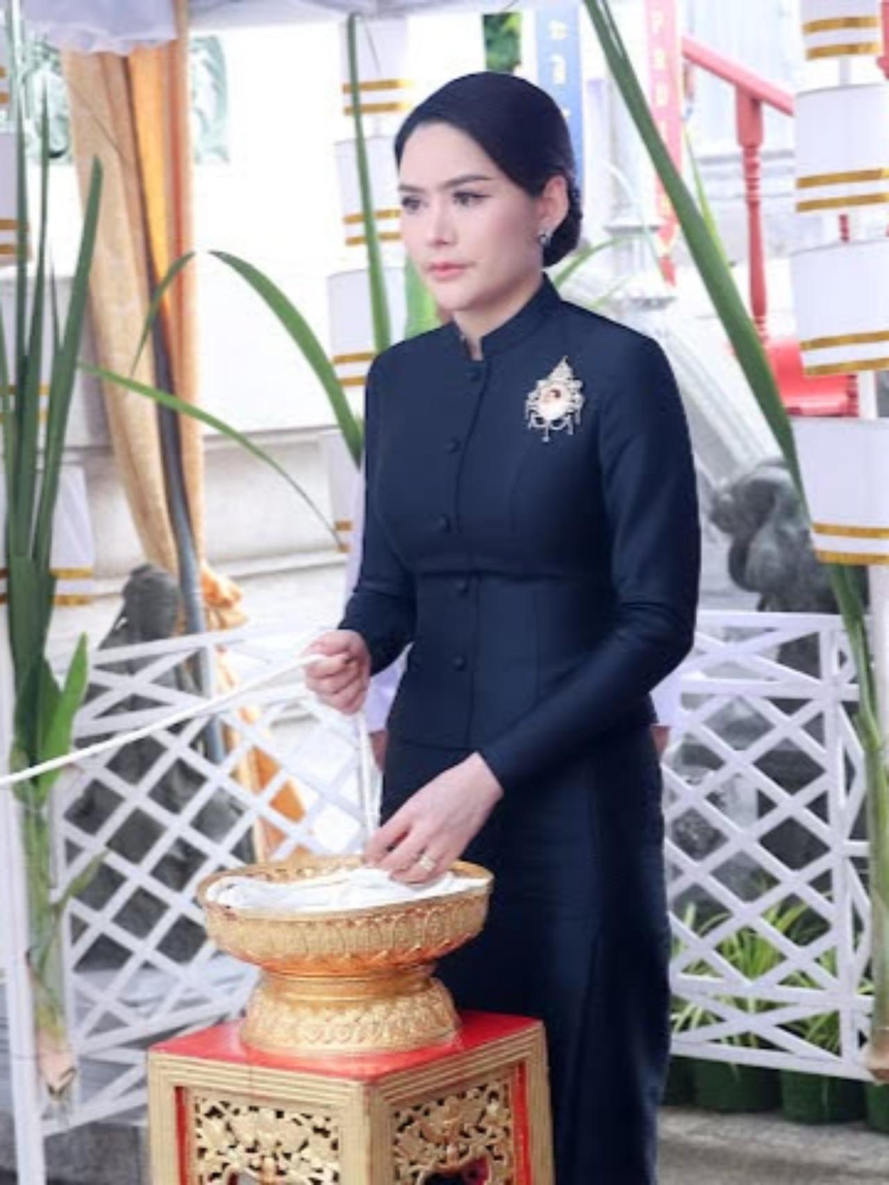 苏提达不在王室，欧拉弄出来主持大局2026年6月30日，欧拉弄现身曼谷著名的玛