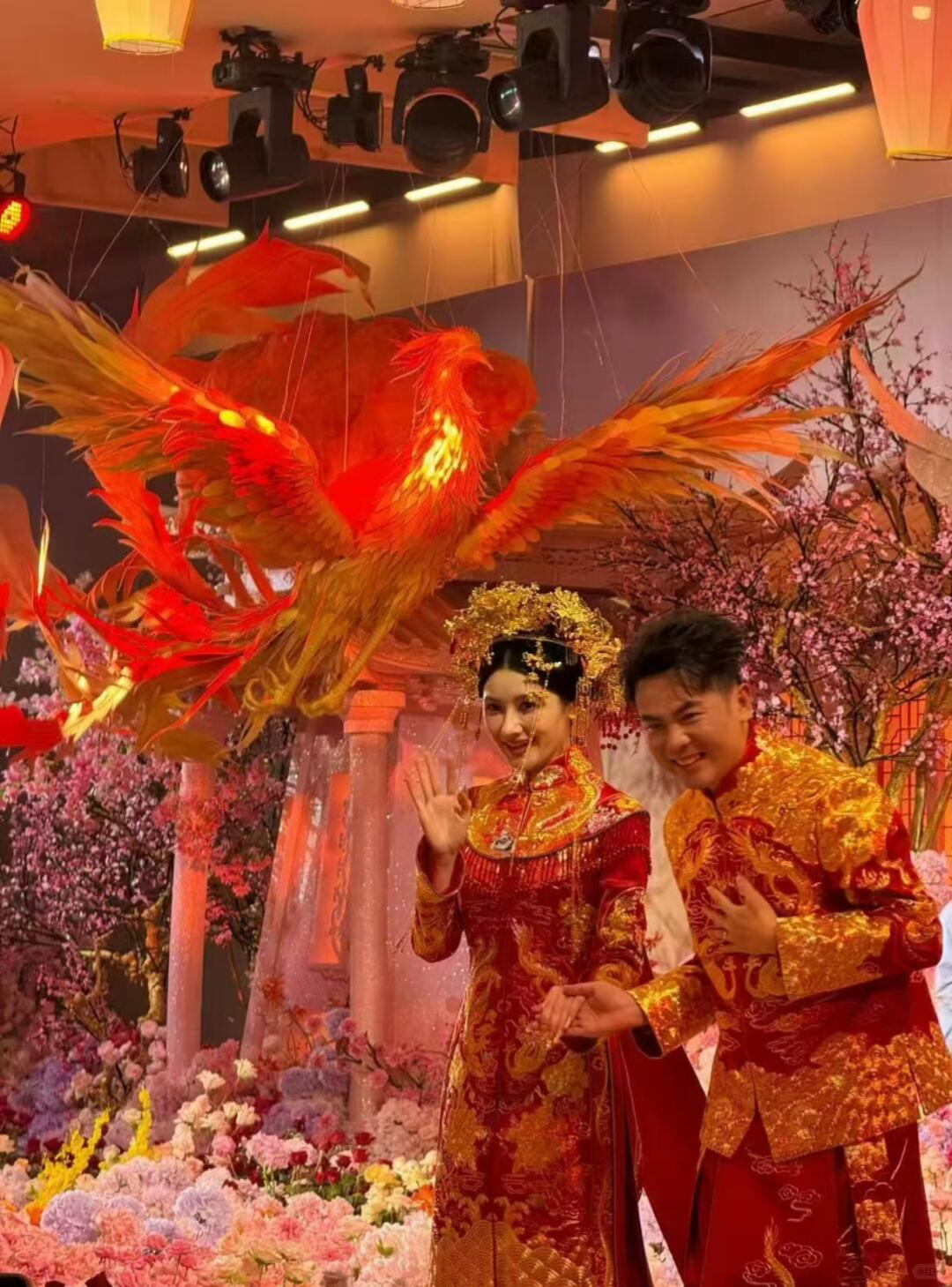 霸王茶姬张俊杰结婚，3个细节做得很地道。第一个：结婚婚礼现场摆满了奶茶，宾客