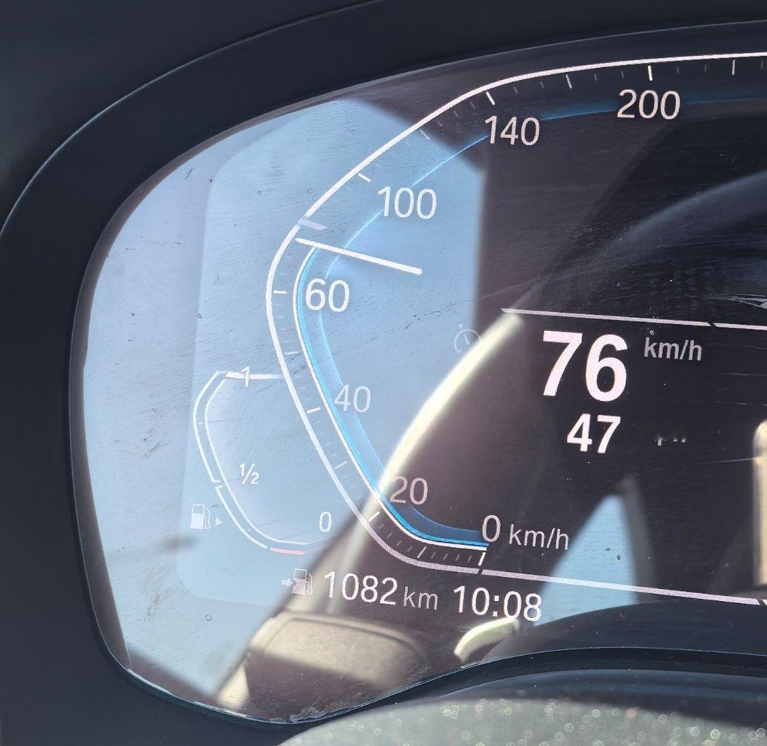 无意中拍到了我家宝马7系加满油之后的续航里程。千公里旗舰轿车，欢迎电车来战。