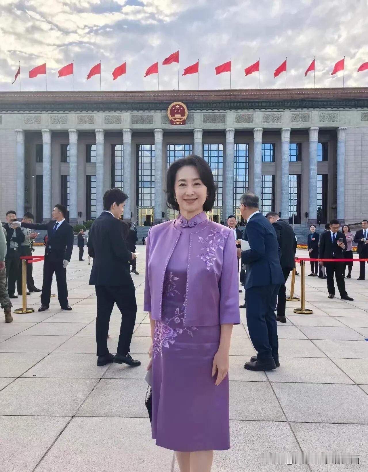 她真的好美，美得倾国倾城，一眼万年，太贵气了，五官漂亮，衣服时尚大方，气质也是杠