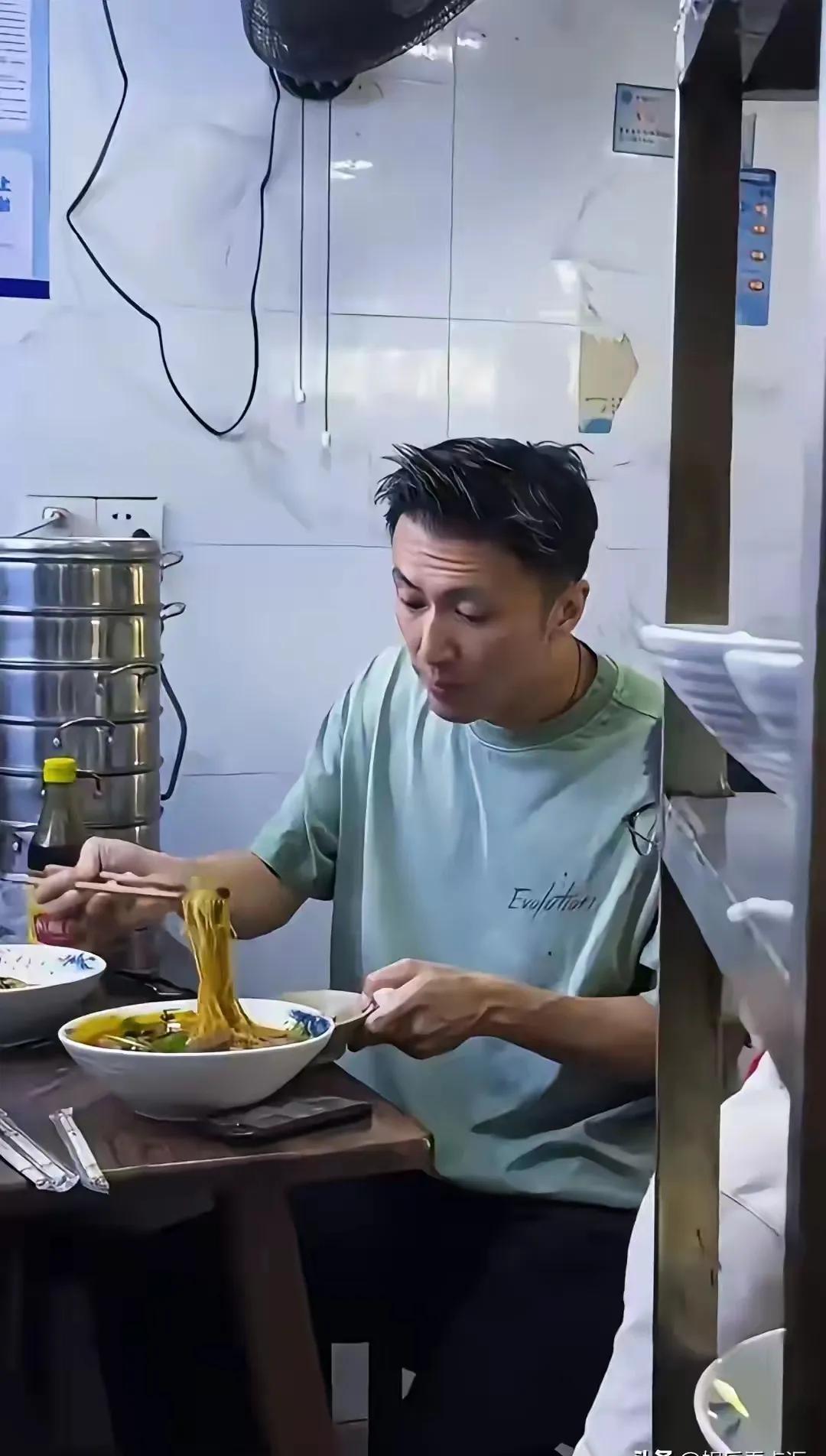 谢霆锋也来这样的小店吃饭啊！从照片看，店面实在是太小，谢霆锋就餐的饭桌一侧居然