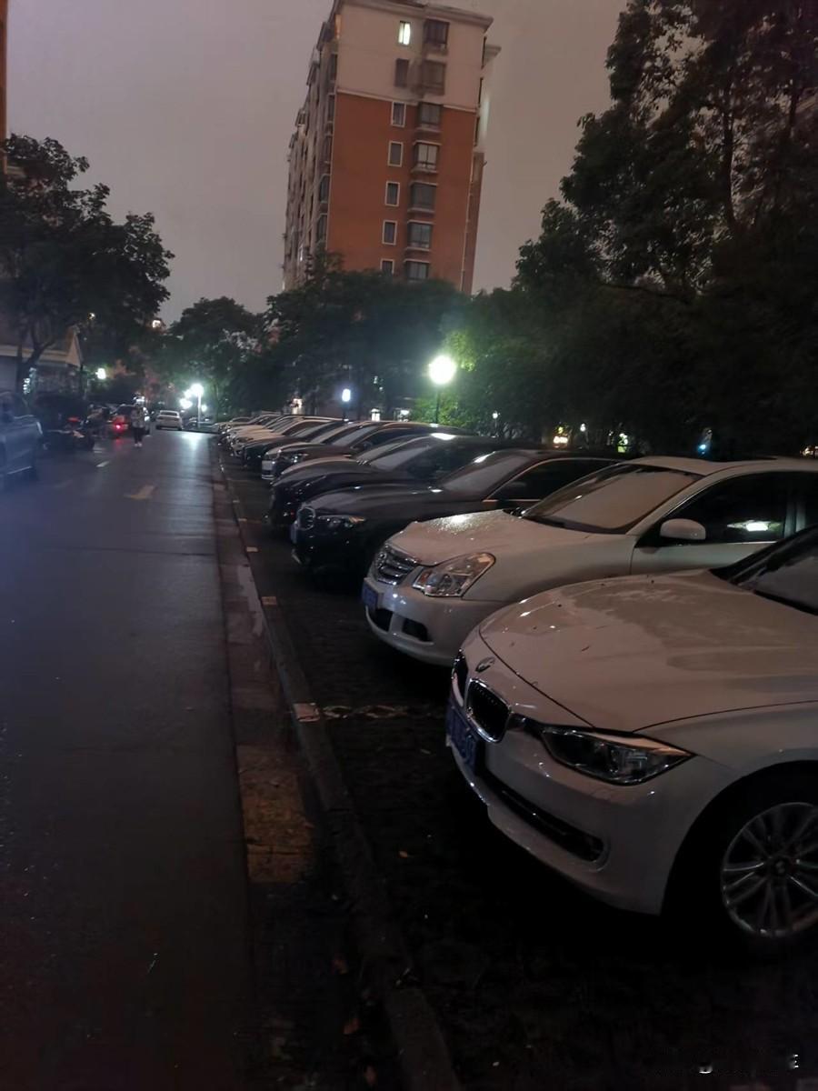 为什么对于大多数来说买车不建议买黑色车。第一黑色车闷、热，夏天来了你坐进黑车