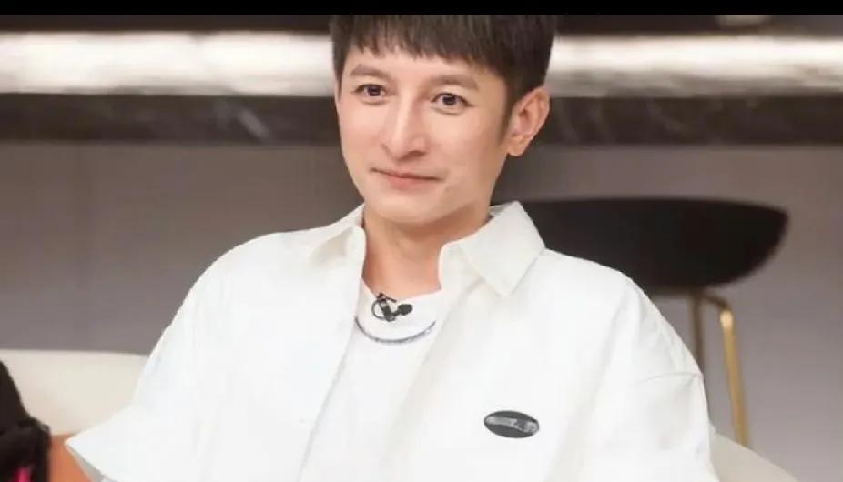 李维嘉与龙丹妮的感情因母亲的公开喊话而备受关注。尽管两人从未承认过关系，但外界猜