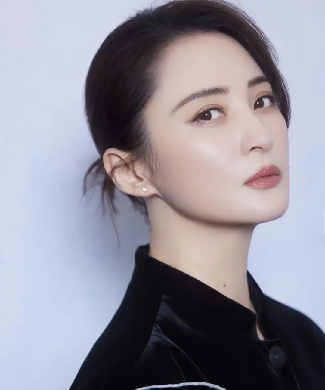 等等，这根本不是你想的那种狗血八卦。他们三人，用二十年时间，把一段情感纠葛