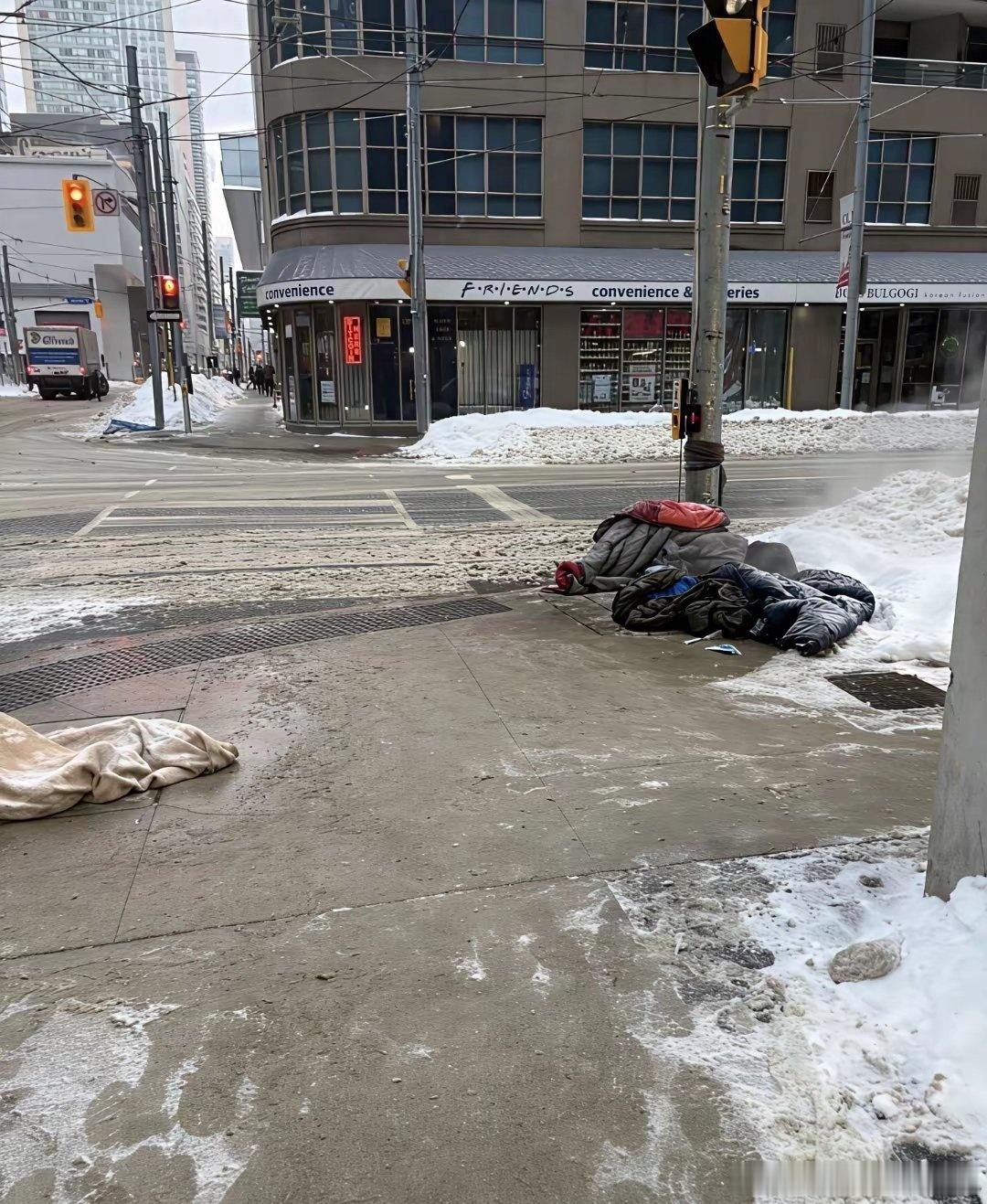 多伦多，寒潮，夜间室外温度零下23度，有一些人睡在暖风口，盖的毯子很薄，是不能防