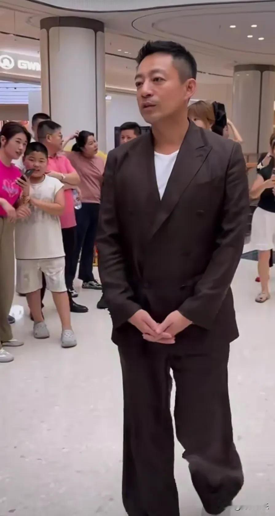 汪小菲现身，据传玥玥和小霖霖被安排到马来西亚旅游去了，是马筱梅妈妈和司机陪同去的