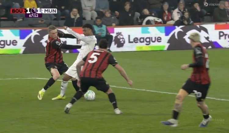 曼联被冤？1场2大争议判罚！英超官方做出解释红魔球员+球迷不服北京时间3月21