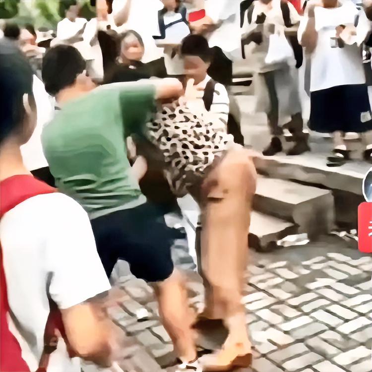 太痛心了！学校门口这一幕真让人脊背发凉！穿得干干净净的奶奶来接六年级孙子，就因