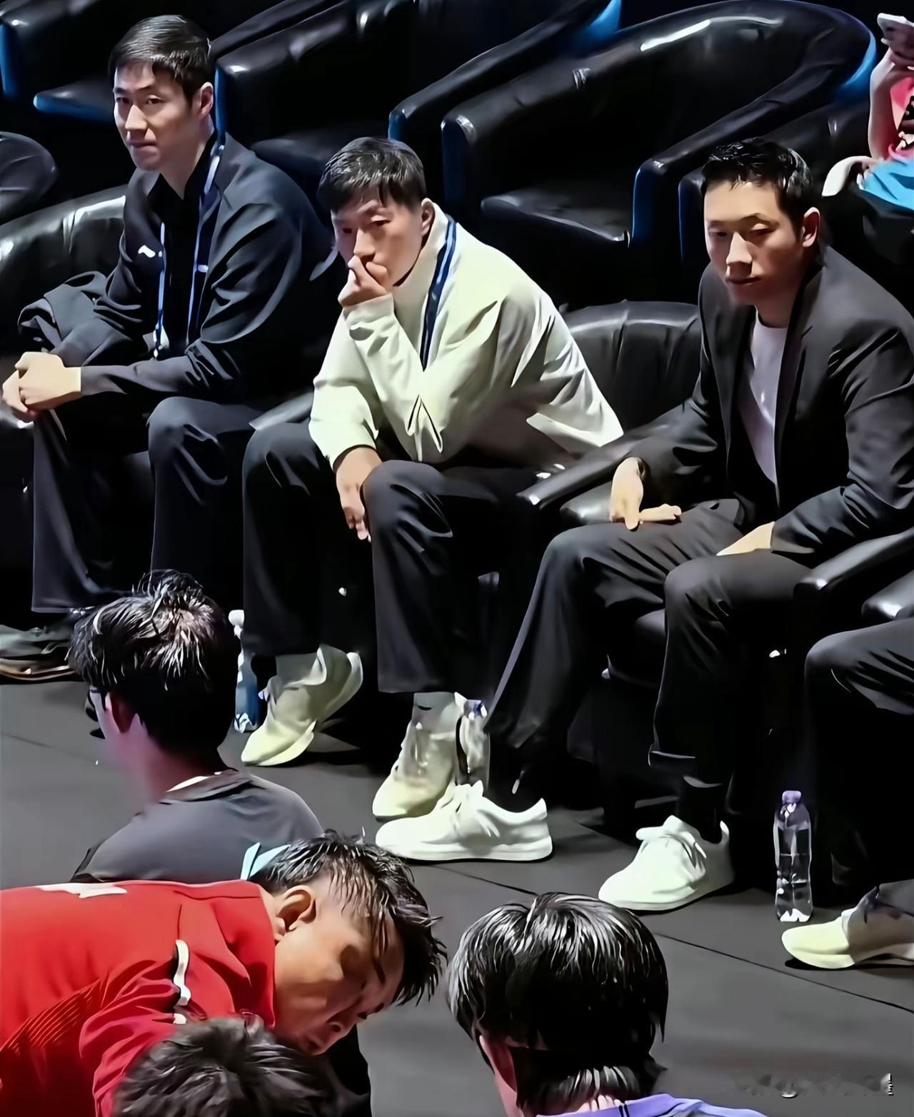 这镜头抓拍太到位了：一个眼神一个心情