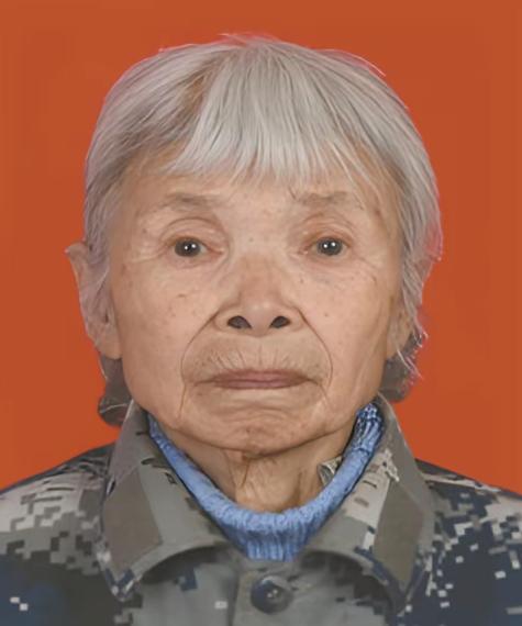 你敢信吗？一个90多岁的老太太，脚上蹬着15块钱的鞋子，住着武汉不起眼的小院，生