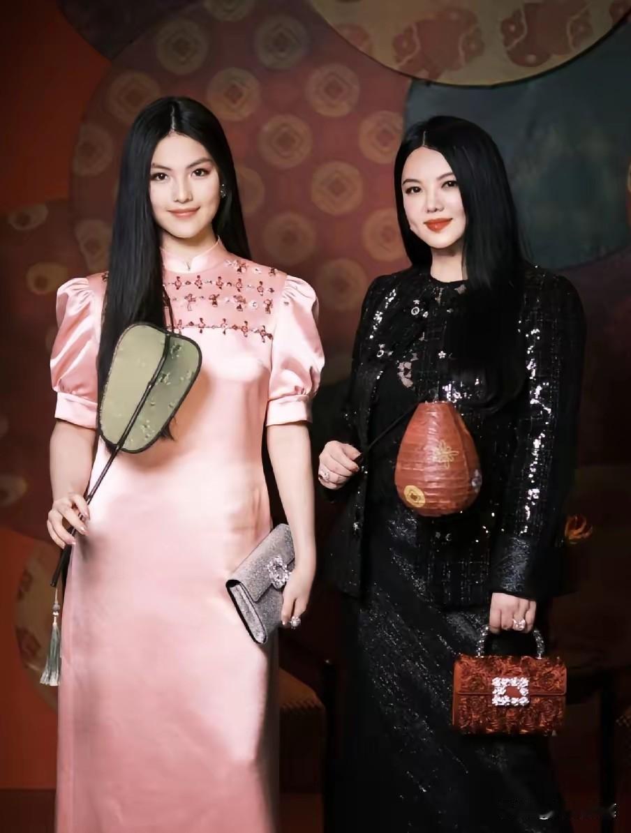 都说李湘是“聪明面孔笨肚肠”，这话现在看真有点意思。当年能以第一名考进名