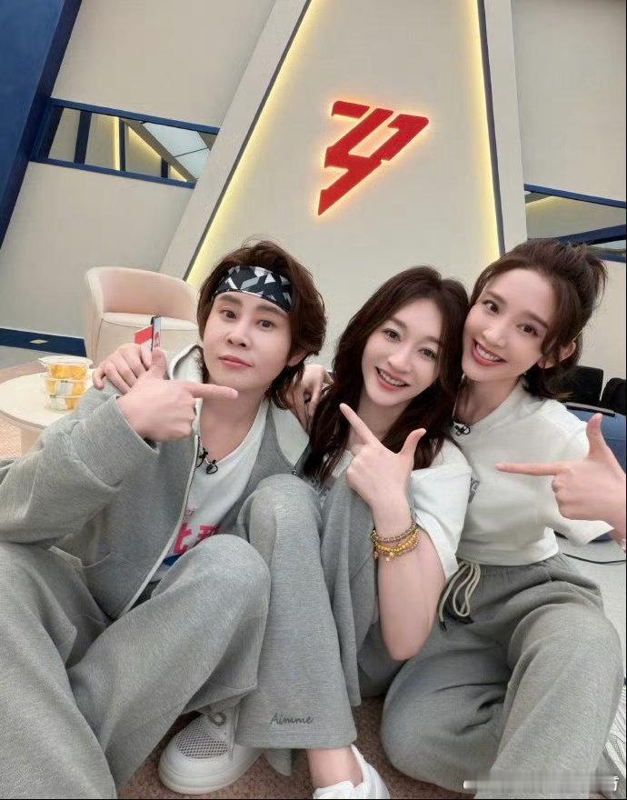 王濛我怎么又跟这两个大聪明在一起了李小冉唐艺昕王濛又重聚了！你们一家三口就牢牢锁