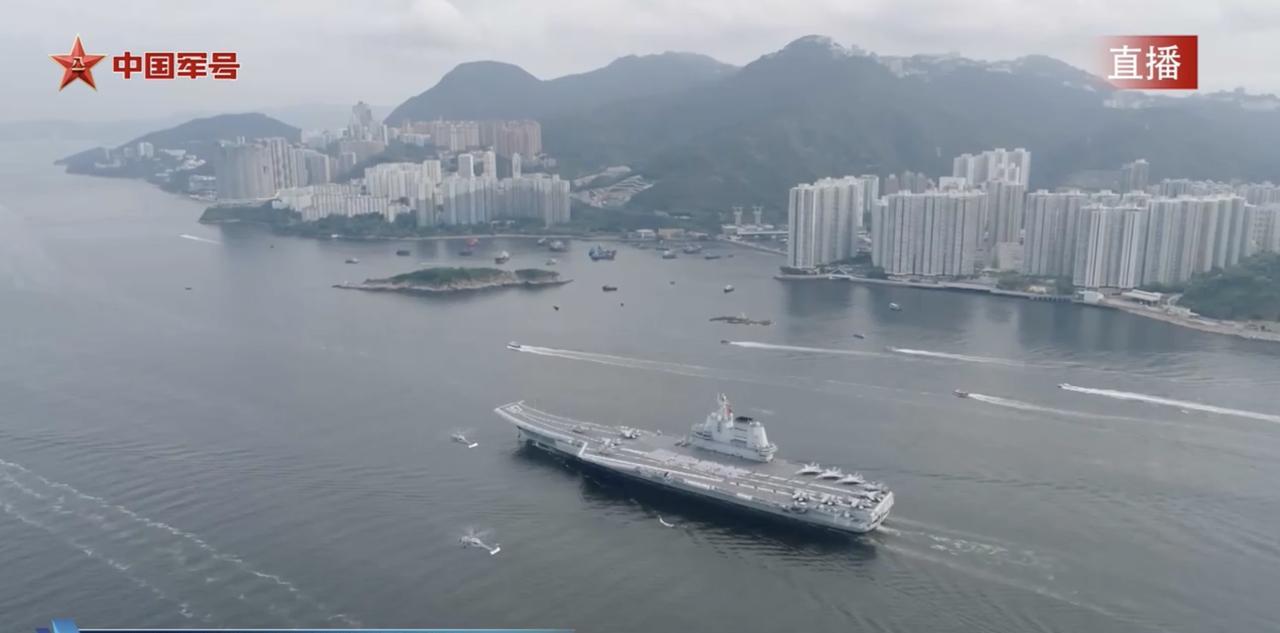 大家不用羡慕香港人可以登上山东舰航母，因为他们上去的概率也和买彩票差不多哈。而我