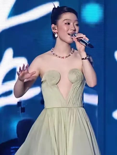 现在的娱乐圈也太卷了吧！连她们这些实力派的女歌手，也需要穿着这么大胆清凉的着