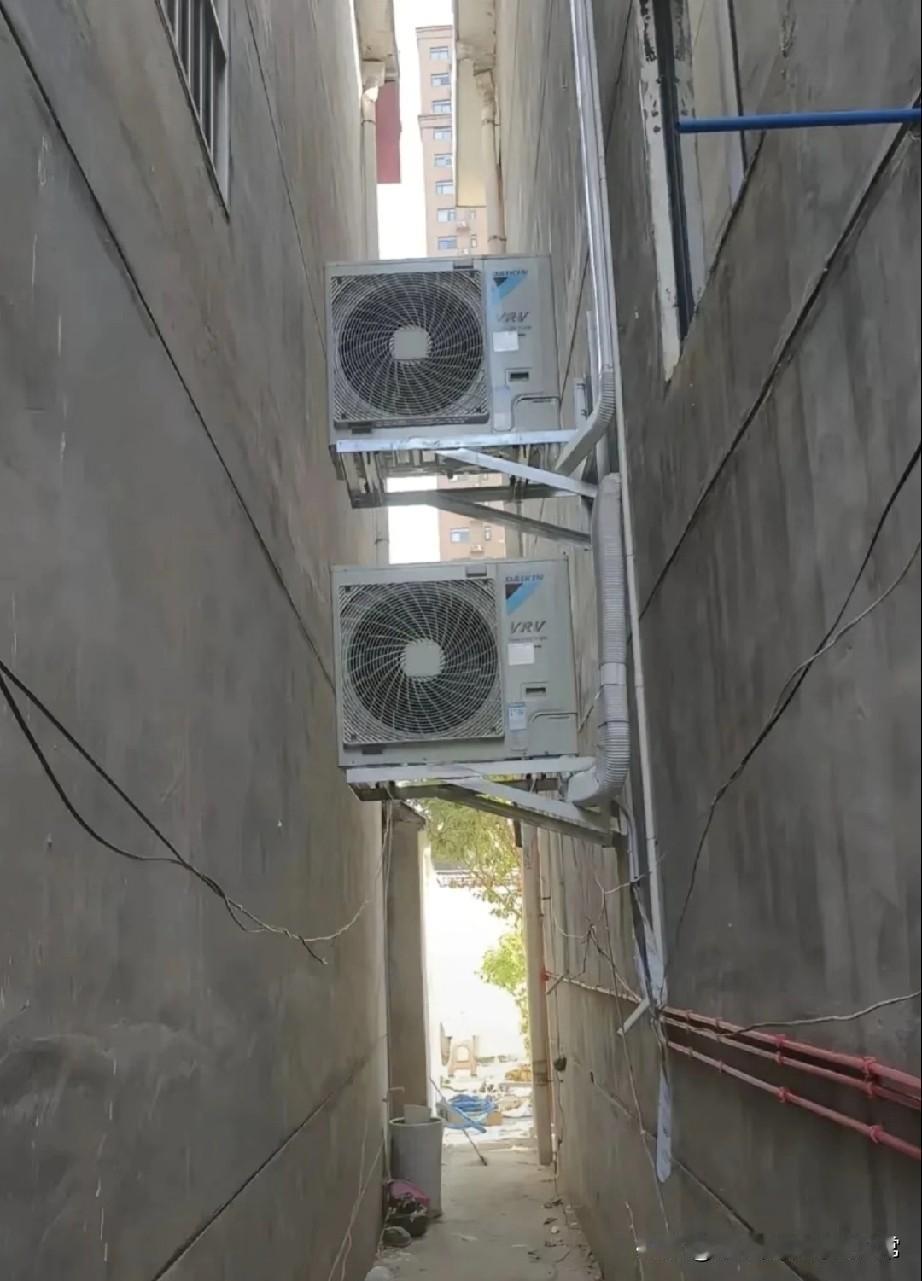 空调这么装，邻里矛盾不就没了嘛！头回见这么会装空调的！两栋楼之间挤得就剩条