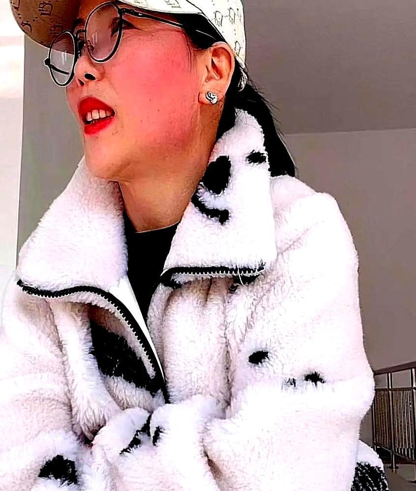 别再信什么主仆情深了，杨阿姨的“忠诚”早就标好了价码。机场拼死护主那一幕