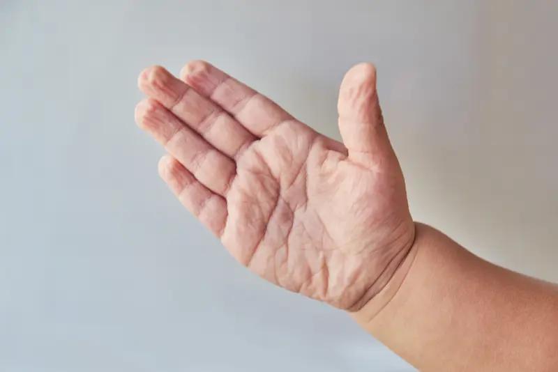 女性每隔7年，发生一次生理变化一、7岁脱牙齿长新牙二、14岁来月经三、21