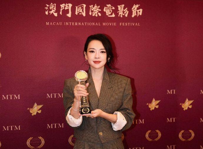 章子怡在澳门国际电影节上凭借《酱园弄》又拿影后了！这已经是她在该电影节拿到的第五
