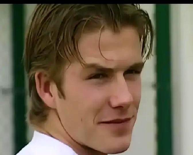 “婚戒失踪48小时！”布鲁克林被拍到左手空空，独自泡酒店。网友炸锅：