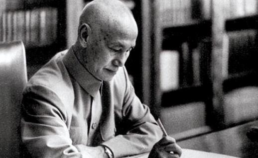 1975年4月，蒋介石躺在病床上，气若游丝。他突然抬眼看向宋美龄，艰难地
