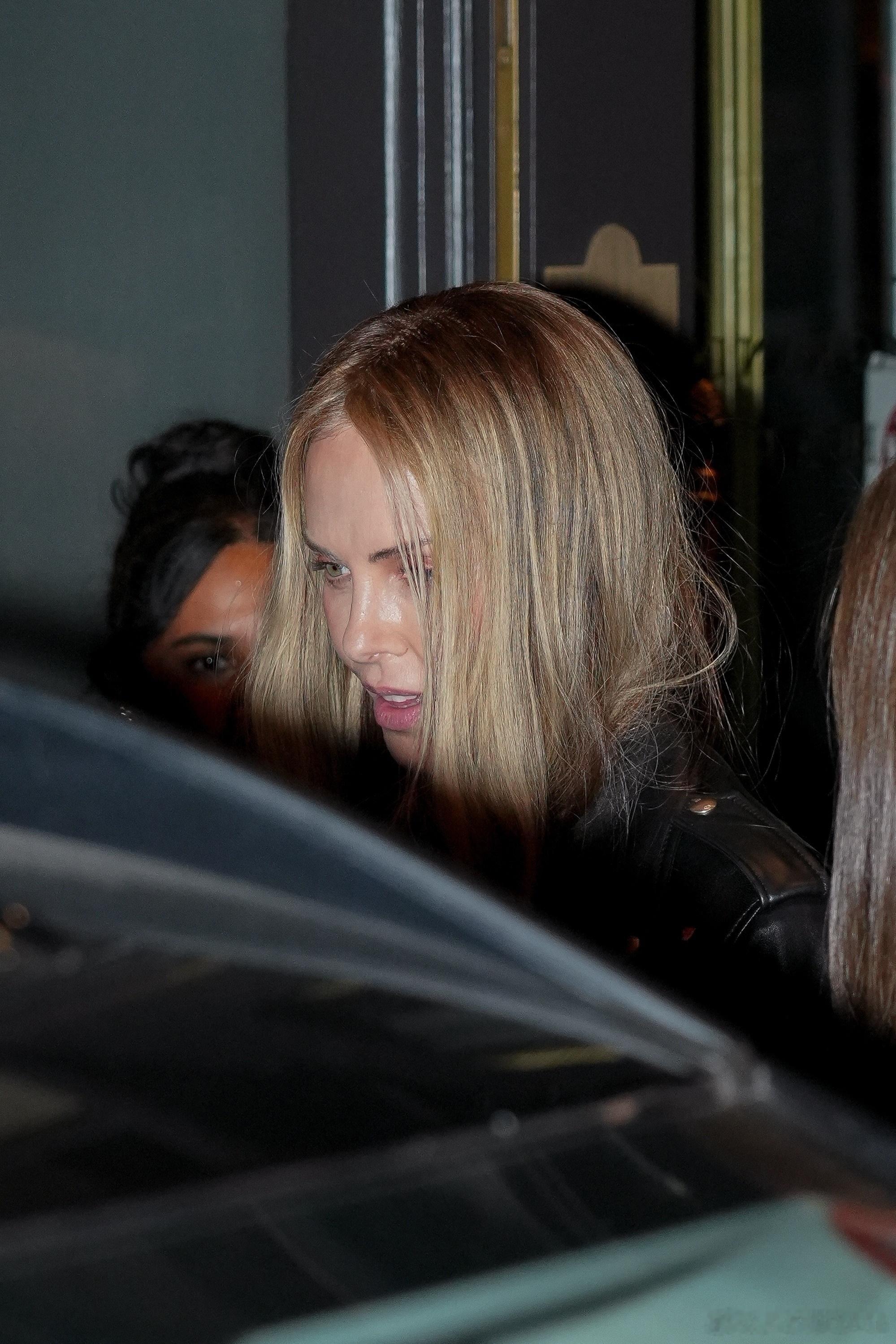 CharlizeTheron查理兹塞隆在巴黎外出，参加巴黎时装周的Dior秀后