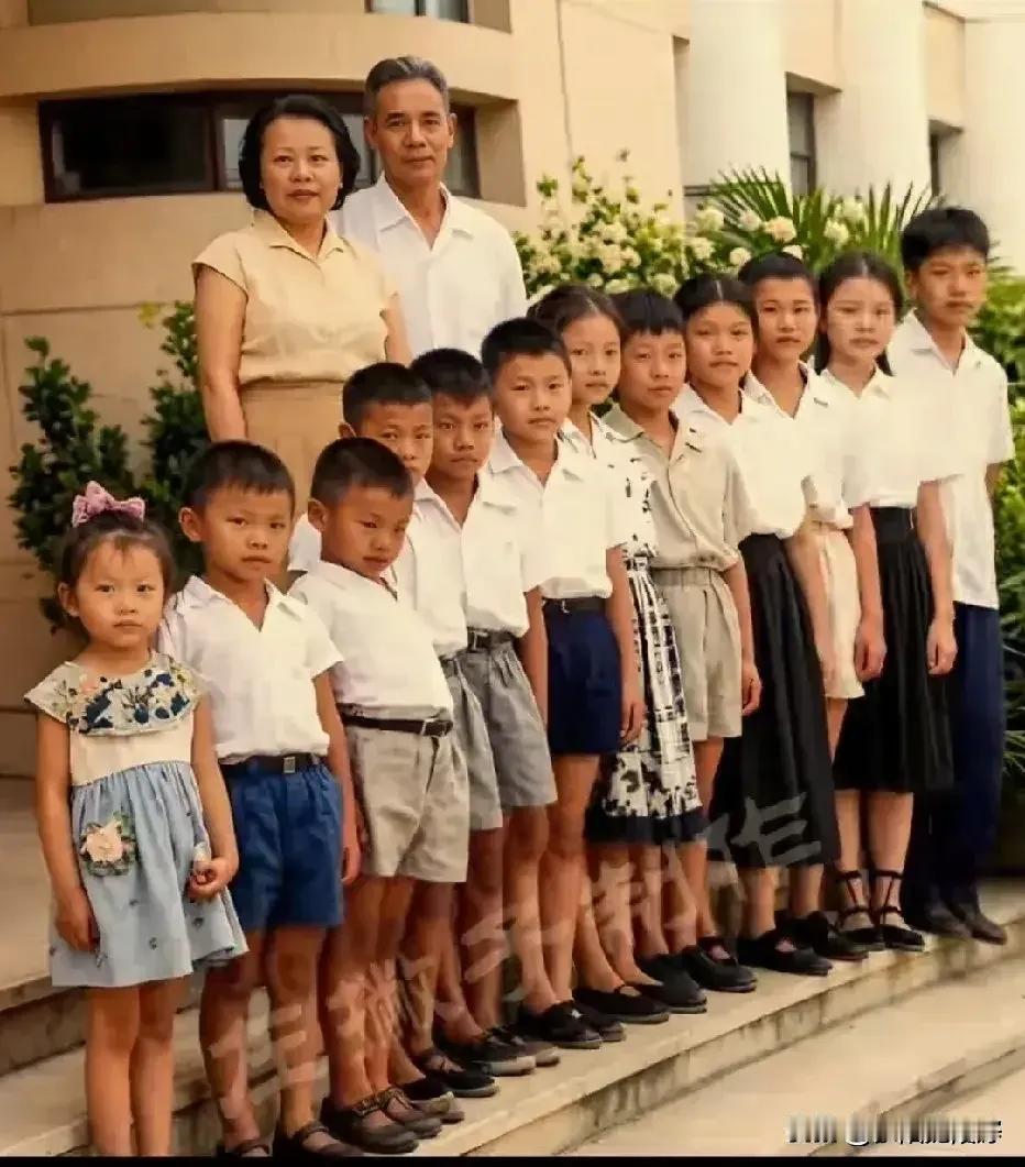 这是一家人。夫妻俩生育了12个孩子，一个足球队还富裕。那可是困难时期，他们的日