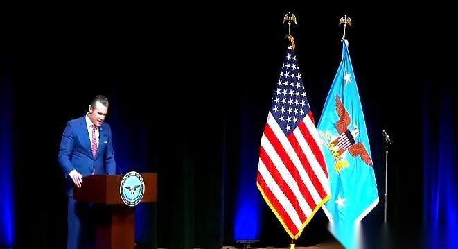 美国国防部长赫格塞斯在五角大楼搞了一场极其罕见的官方祷告，但这内容却让所有人后背