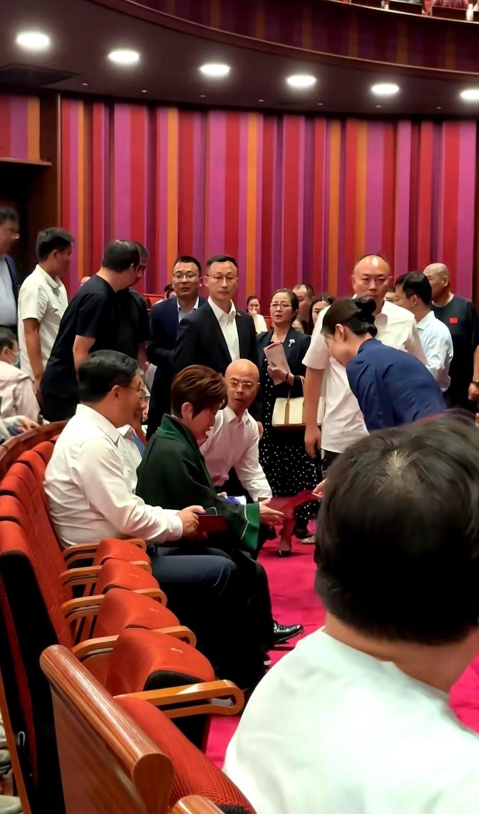 快80岁像60！48年生人腰杆笔直光还在镜头里她穿一件旧风衣，袖