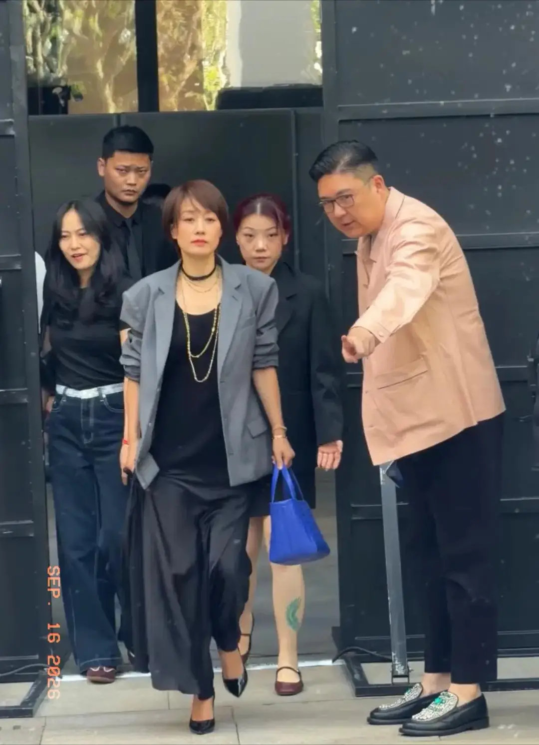 马伊琍罕见出席活动，黑色吊带裙外搭小西装，步履从容，气质优雅​