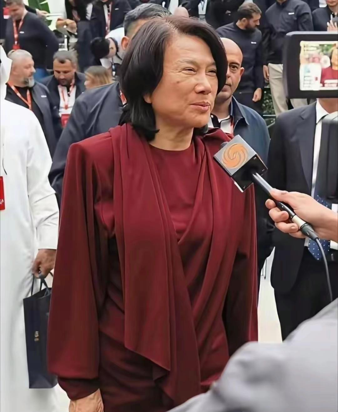 有一次，主持人问董明珠：“你朋友圈里都是马云、刘强东、王健林这些大佬，你们平时聊