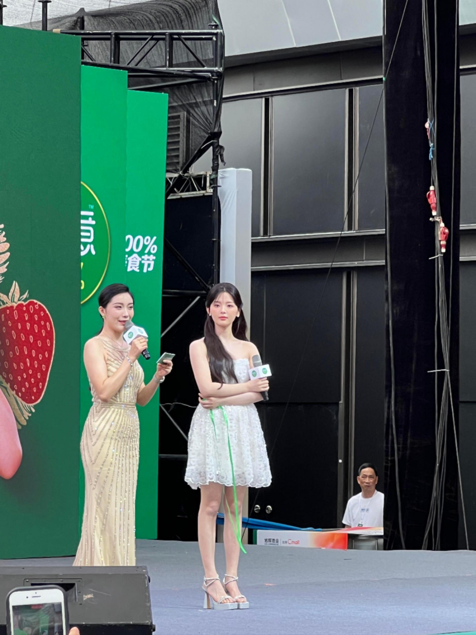 我的天！杨超越这么不上镜吗？啊啊啊，超越线下好美好美啊！好像个小仙女，比例也是好