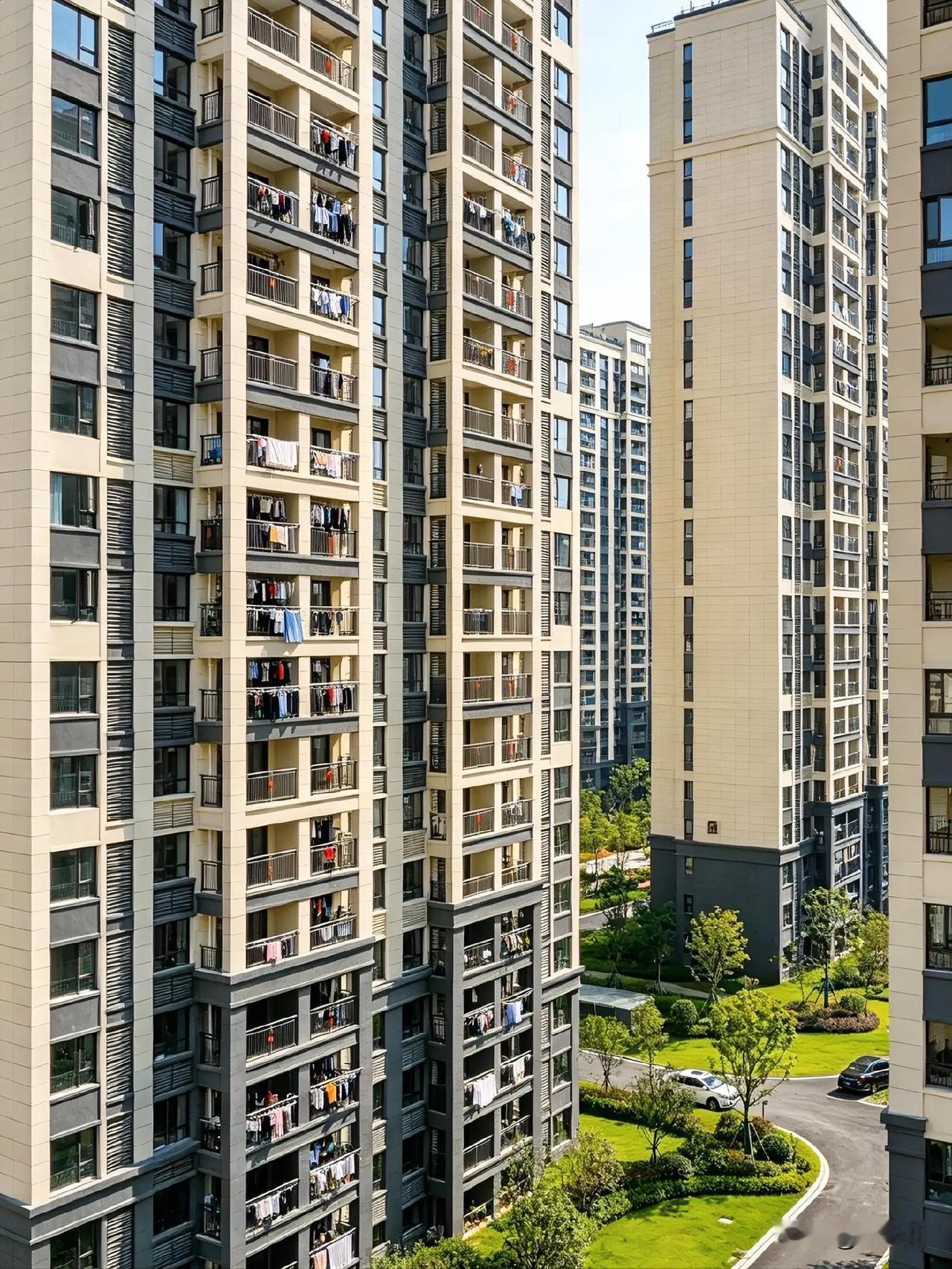 现在大家聊房价，总是说政策、利率这些，但最根本的问题，其实是老百姓对未来收入没信