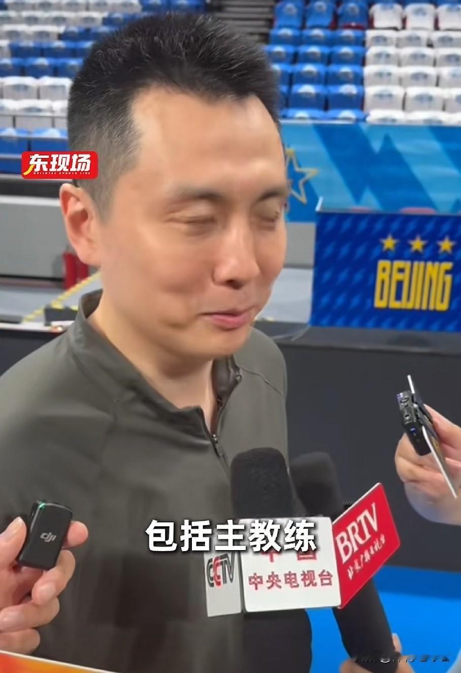 卢伟春风得意！上海男篮在半决赛高歌猛进时，卢伟眼下堪称春风得意！这位主教练在采