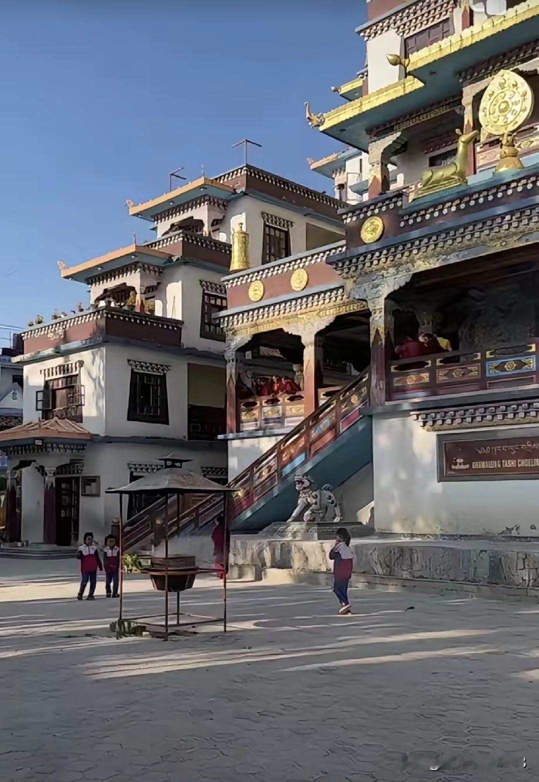 网友们都说怪不得马筱梅不跟着去，到尼泊尔真是太远了。马筱梅现在怀孕中期，三天来回