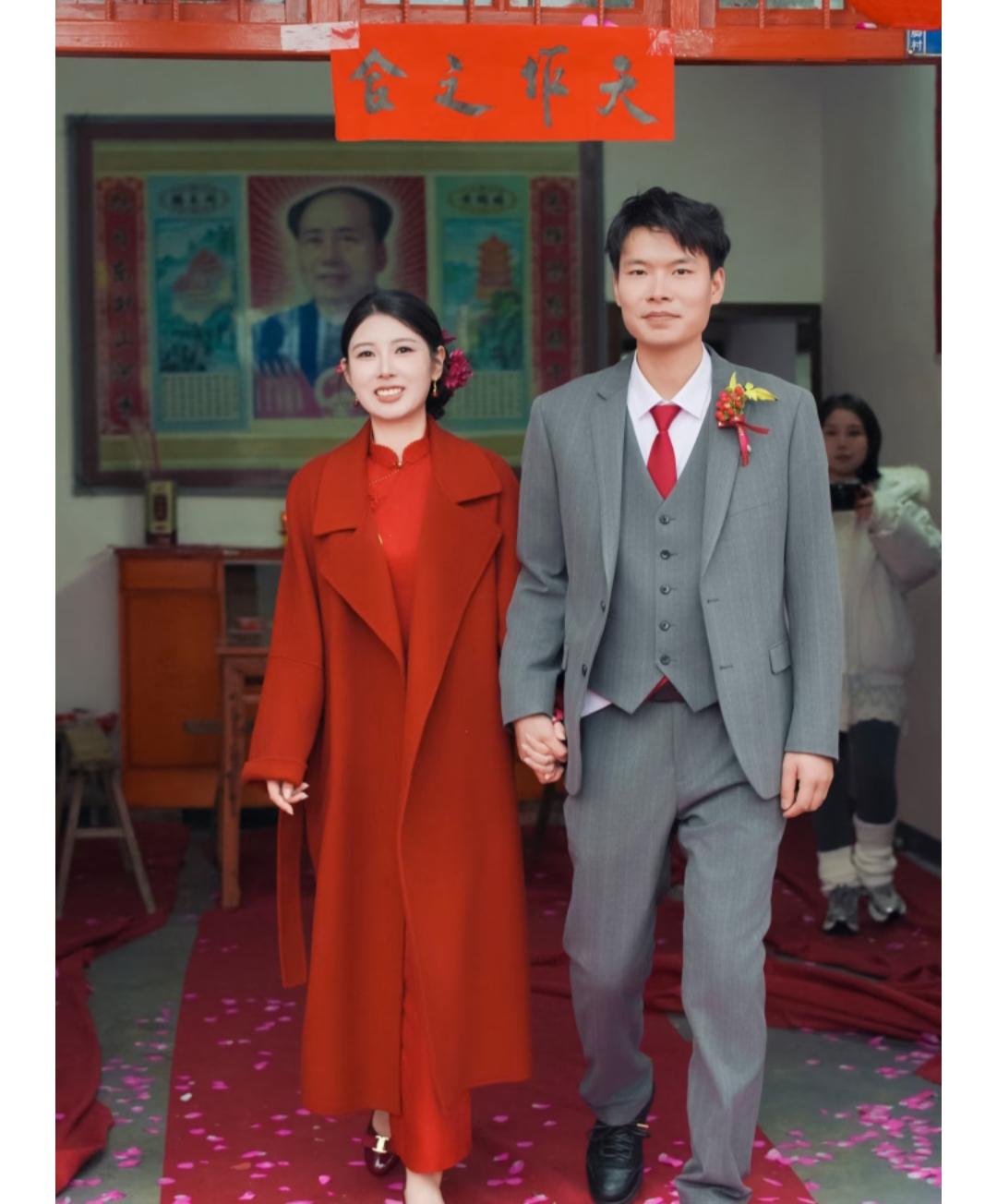 昨天去参加婚宴，那场面真把我看懵了新郎是国企的，新娘是大学老师，俩人全是21