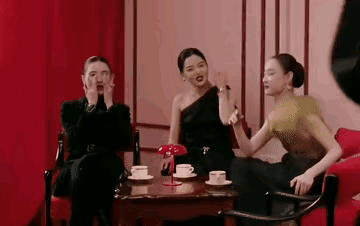 张雨绮明显和倪妮，辛芷蕾，宋佳不是一路人，她一来，场面立马尴尬了，本来那仨聊的好