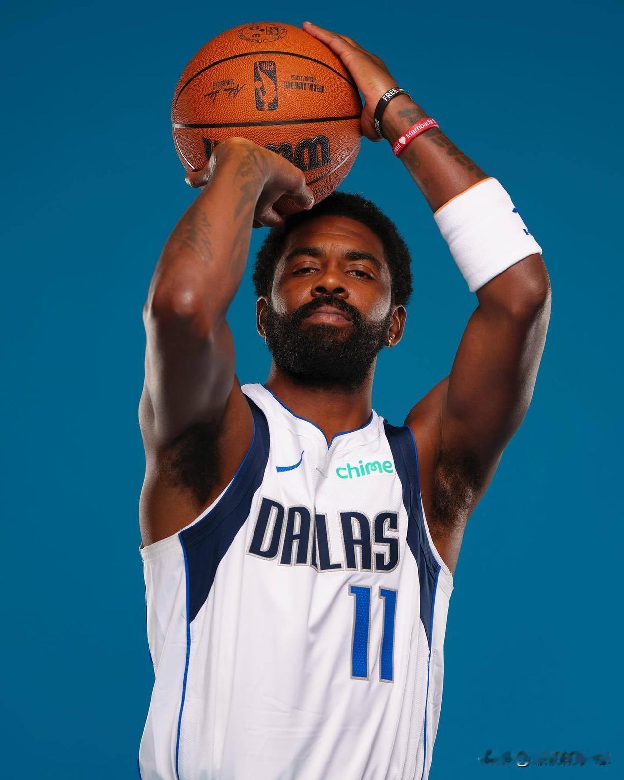 NBA历史运球能力最强五大球星！大家认同吗？1. 欧文人球合一的控球艺术