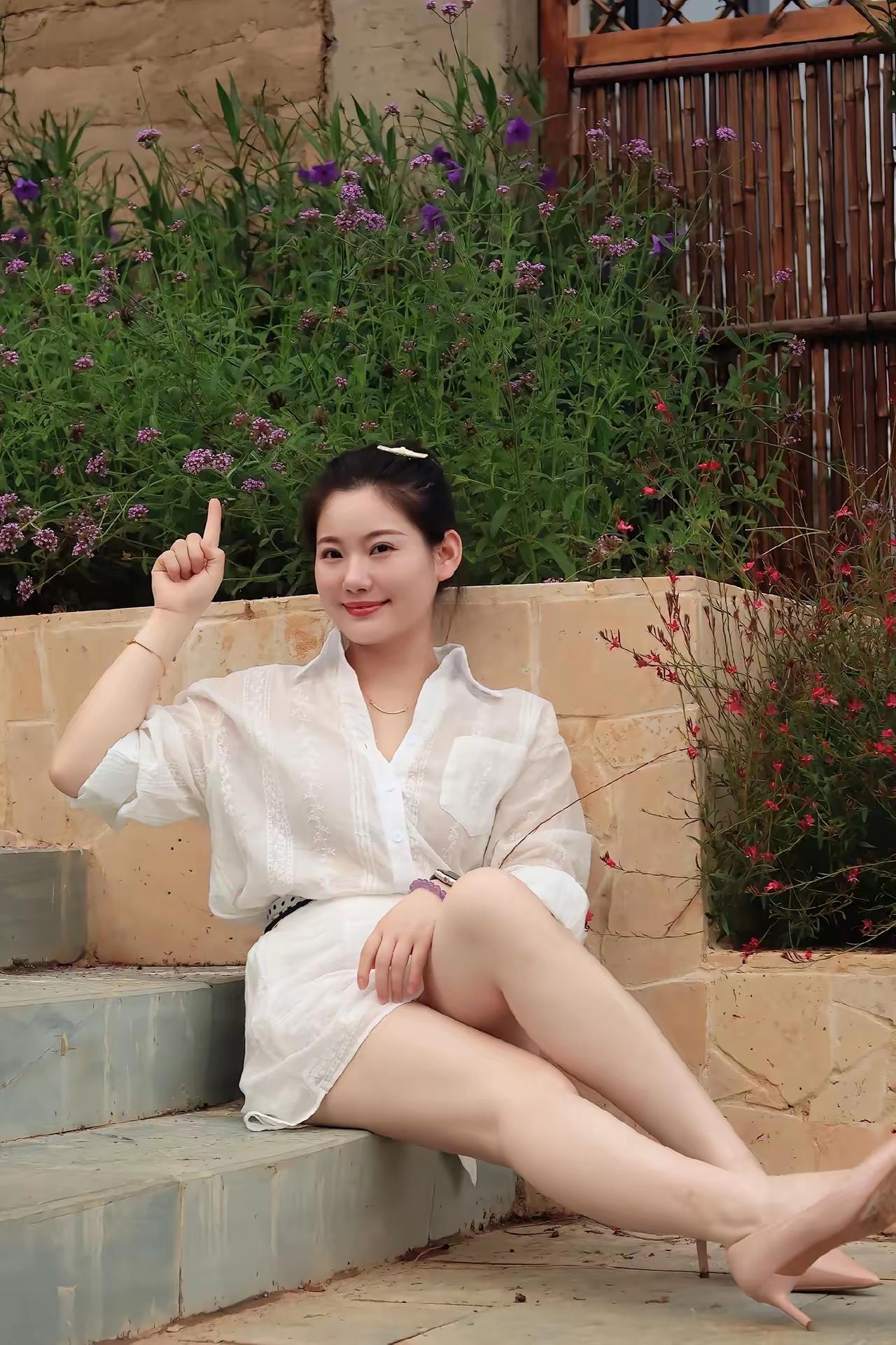 顾目望去，时间里匆匆的秋，在不知觉而远，那些叶落飘零的风景，也成了岁月回味，但愿