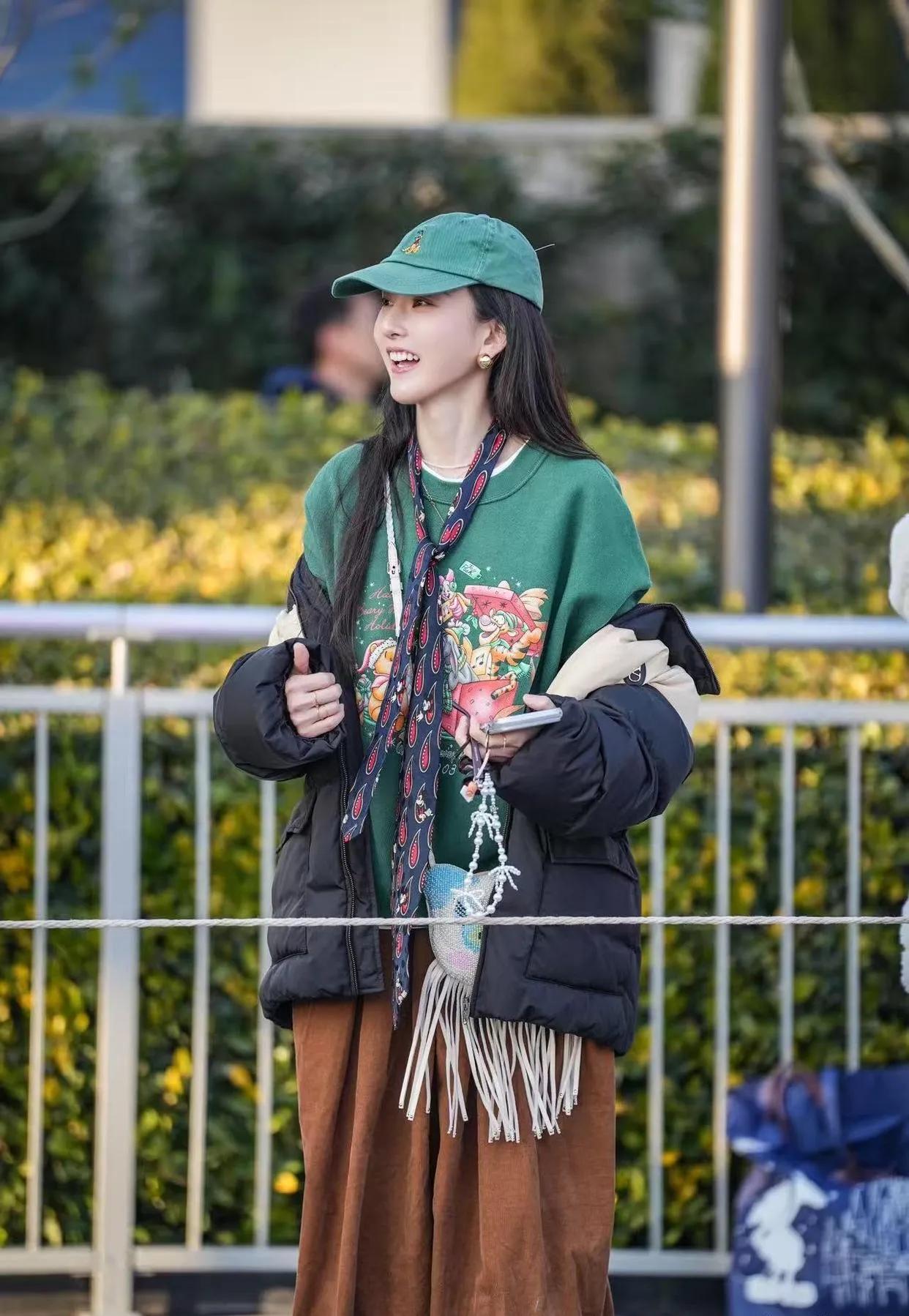 宋祖儿真是穿搭高手！羽绒服叠穿卫衣+阔腿裤，减龄时髦又高级，这才是冬日街头的正确