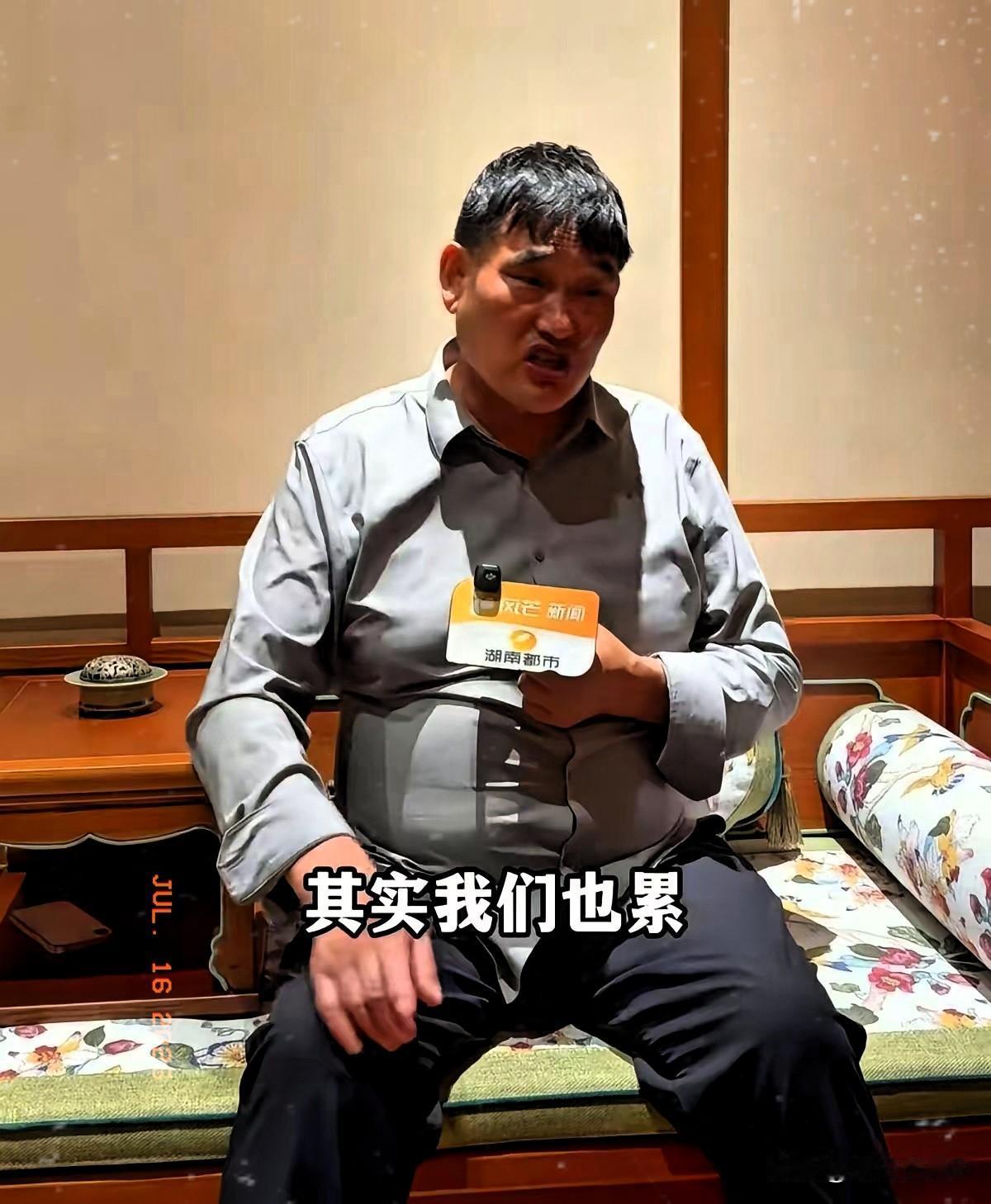 大衣哥朱之文一句话，戳破了多少“体面人”的遮羞布。“我喜欢按摩、烫脚，但不敢
