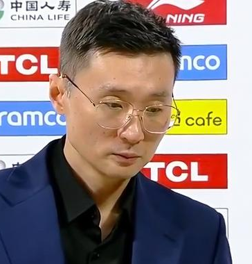 新疆男篮主教练刘炜谈球队的磨合问题。他表示：现在大家从上到下想法要少一点，先从防