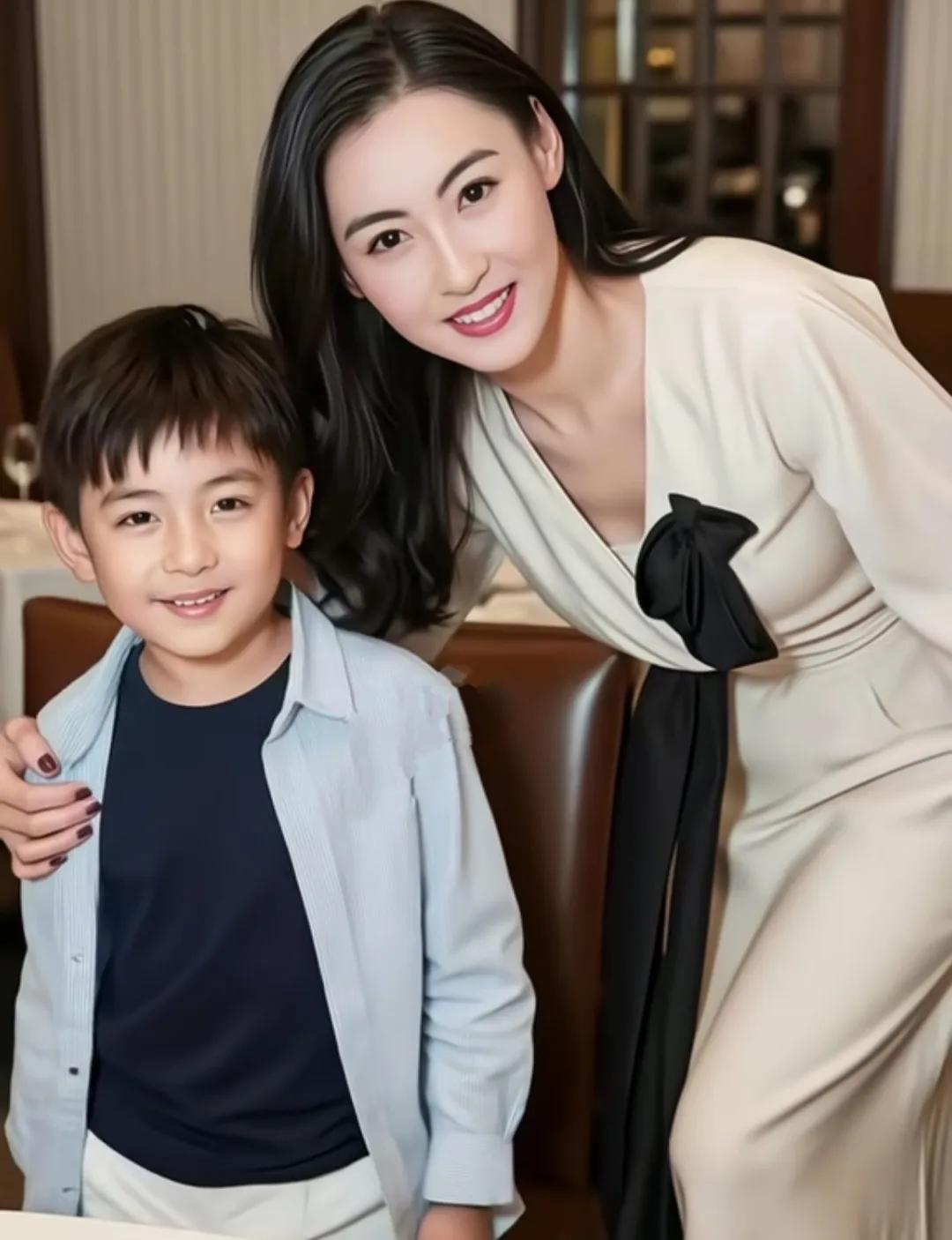 她也太会生了三个儿子一个比一个帅气她的基因太好了这样的孩子，谁能不爱