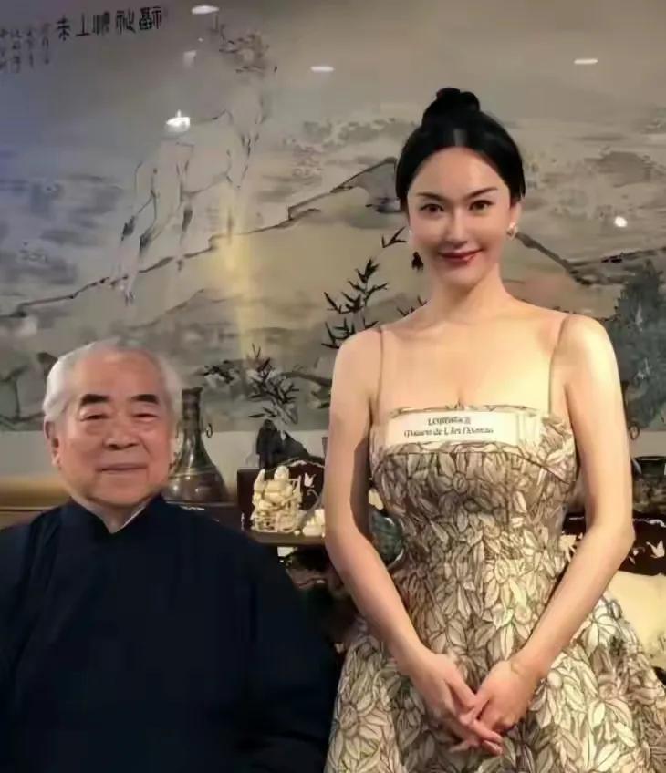 87岁耋耋老人书画超级大师范曾娶了少50岁的嫩老婆徐萌。徐萌长得十分漂亮动人，也