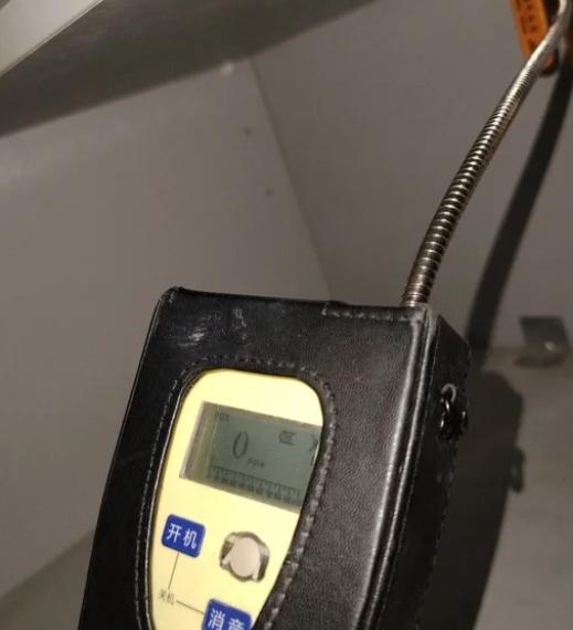 很多老百姓觉得，燃气师傅大热天背着个包挨家挨户敲门，是为了安全。但一位离职的内部