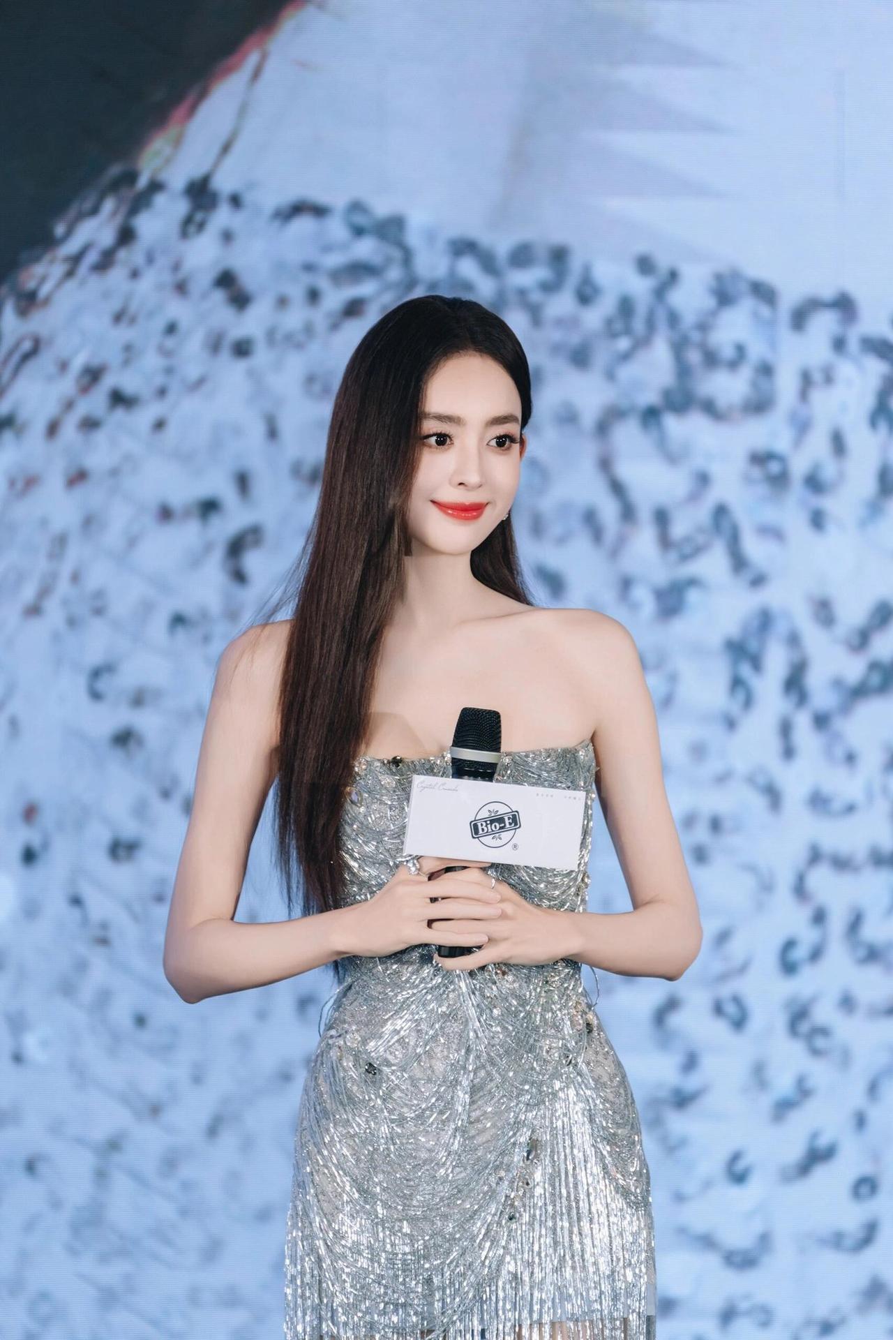 真的没怎么想通，杨幂怎么就比娜扎火呢？娜扎自从谈恋爱后，气色比之前更好了。